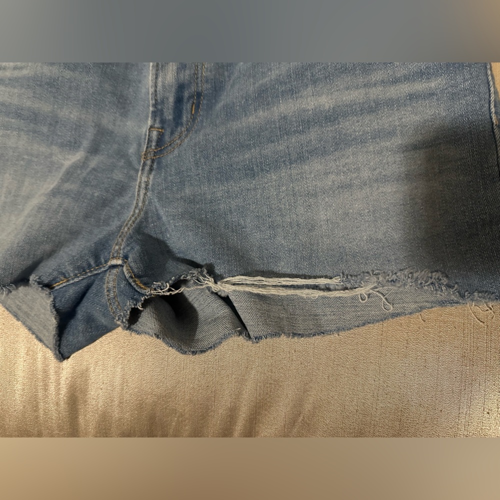 NWT Levi’s Hyper Soft High Rise Shorts – Size 8/WM 29 - Picture 3 of 7
